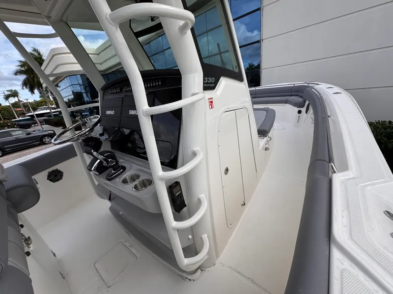 Slide: The Image of Boston Whaler 330 Outrage 2026 - 13