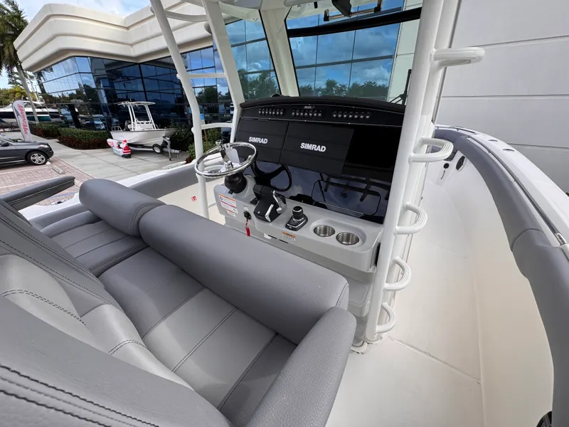 Slide: The Image of Boston Whaler 330 Outrage 2026 - 14