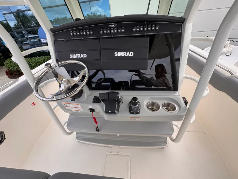 Slide: The Image of Boston Whaler 330 Outrage 2026 - 15