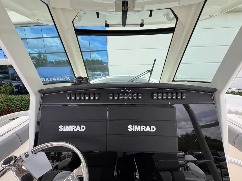 Slide: The Image of Boston Whaler 330 Outrage 2026 - 17