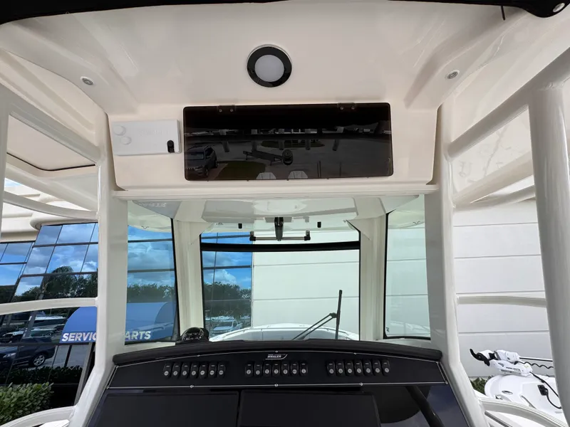 Slide: The Image of Boston Whaler 330 Outrage 2026 - 18