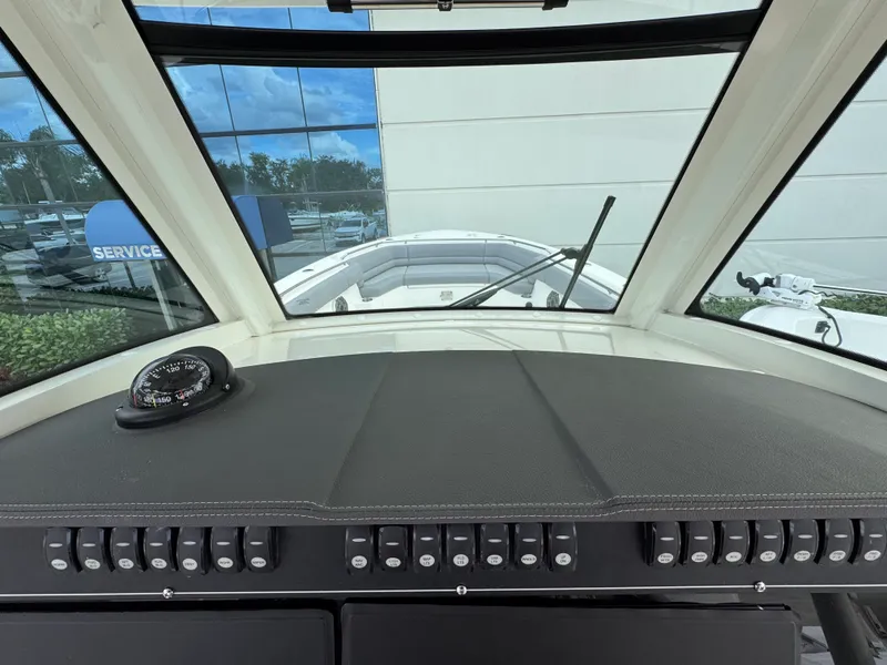 Slide: The Image of Boston Whaler 330 Outrage 2026 - 19