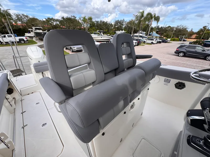 Slide: The Image of Boston Whaler 330 Outrage 2026 - 20