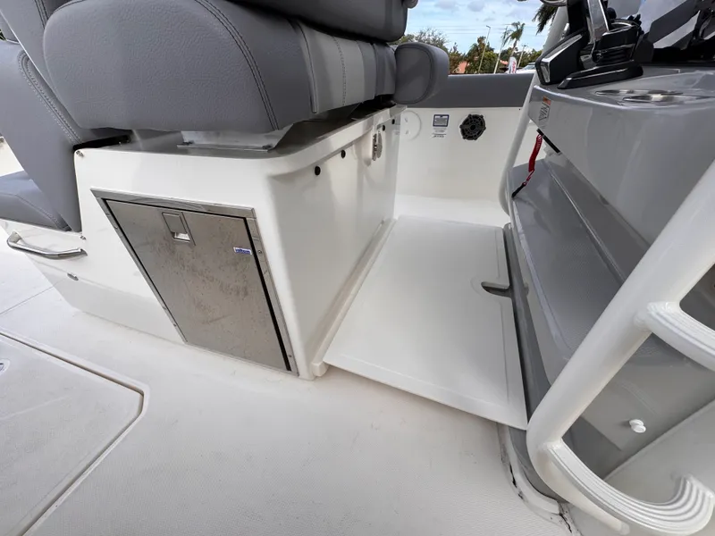 Slide: The Image of Boston Whaler 330 Outrage 2026 - 22