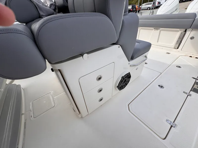 Slide: The Image of Boston Whaler 330 Outrage 2026 - 23