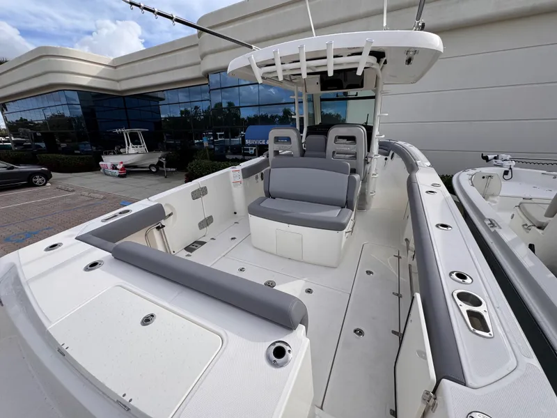 Slide: The Image of Boston Whaler 330 Outrage 2026 - 3
