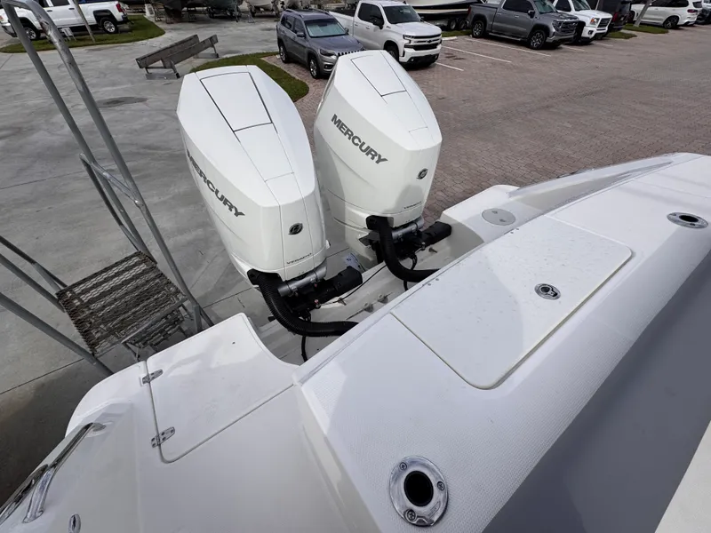 Slide: The Image of Boston Whaler 330 Outrage 2026 - 4