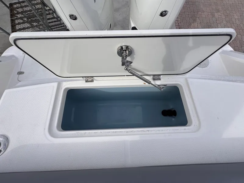 Slide: The Image of Boston Whaler 330 Outrage 2026 - 5