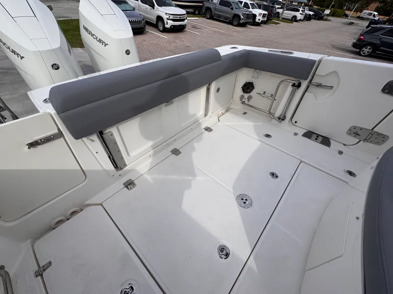 Slide: The Image of Boston Whaler 330 Outrage 2026 - 6