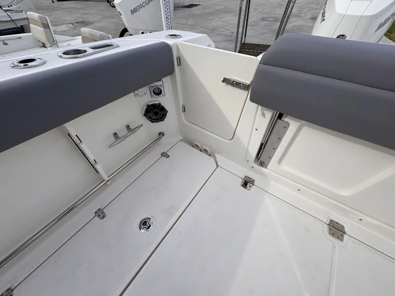 Slide: The Image of Boston Whaler 330 Outrage 2026 - 7