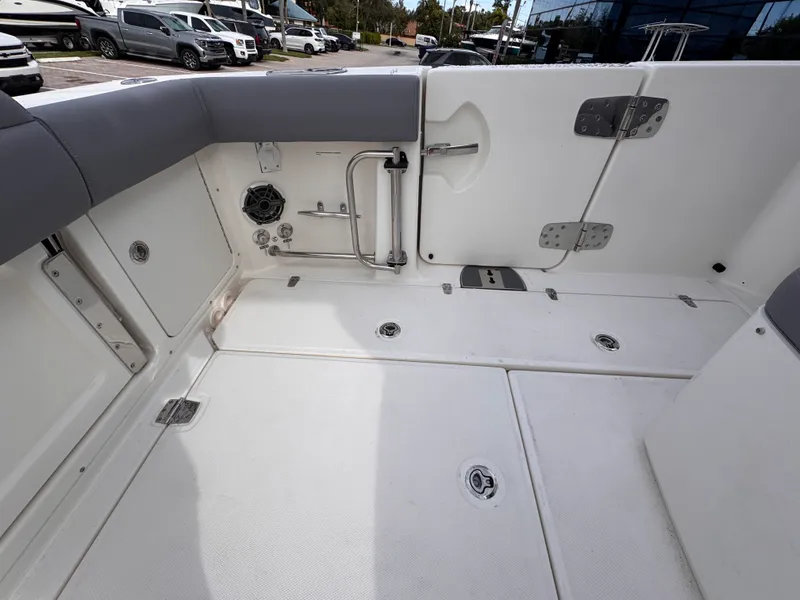 Slide: The Image of Boston Whaler 330 Outrage 2026 - 8