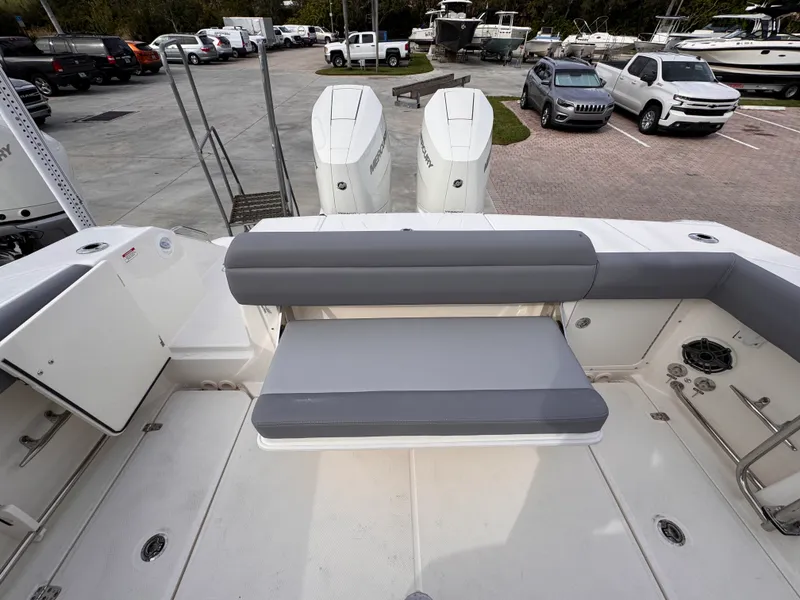 Slide: The Image of Boston Whaler 330 Outrage 2026 - 9