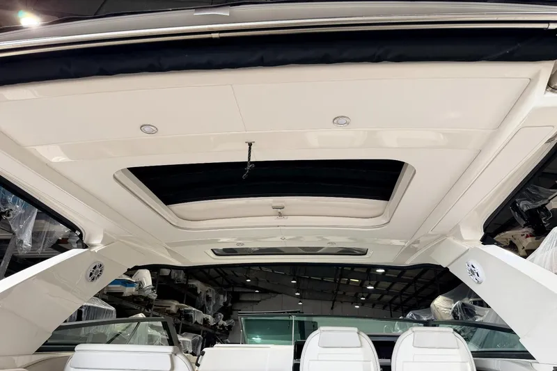 Slide: The Image of Sea Ray SLX 400 Outboard 2022 - 10