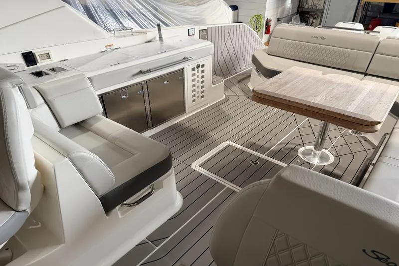 Slide: The Image of Sea Ray SLX 400 Outboard 2022 - 11