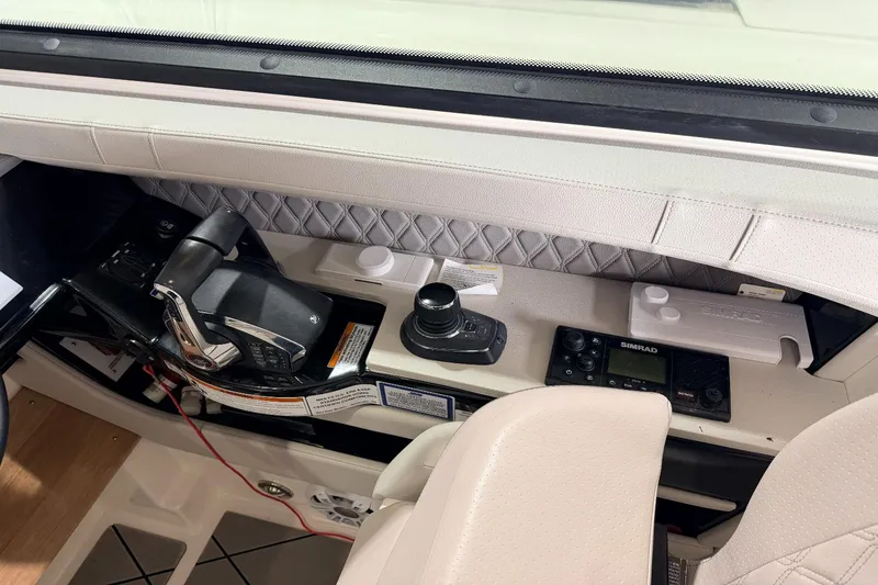 Slide: The Image of Sea Ray SLX 400 Outboard 2022 - 16