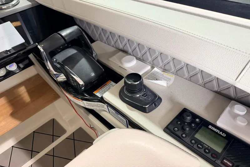 Slide: The Image of Sea Ray SLX 400 Outboard 2022 - 17