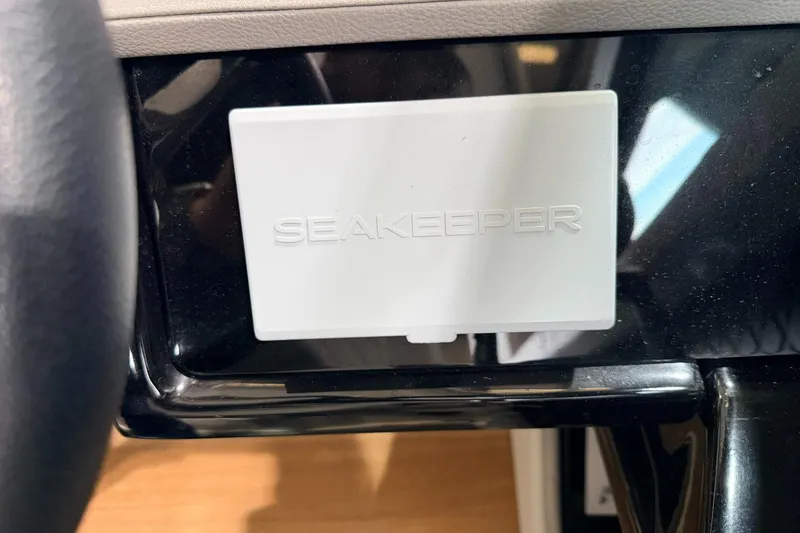 Slide: The Image of Sea Ray SLX 400 Outboard 2022 - 18