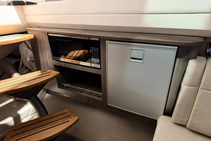 Slide: The Image of Sea Ray SLX 400 Outboard 2022 - 19