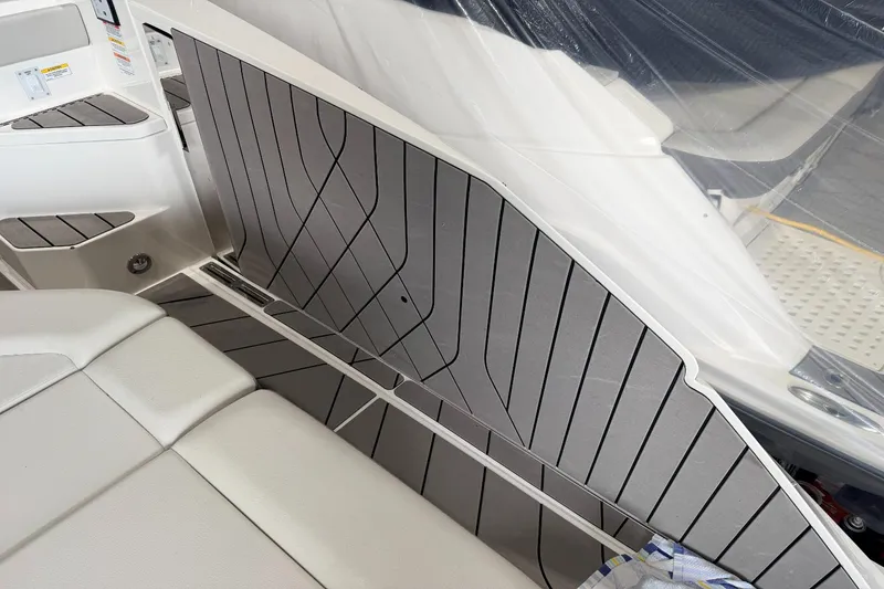 Slide: The Image of Sea Ray SLX 400 Outboard 2022 - 2