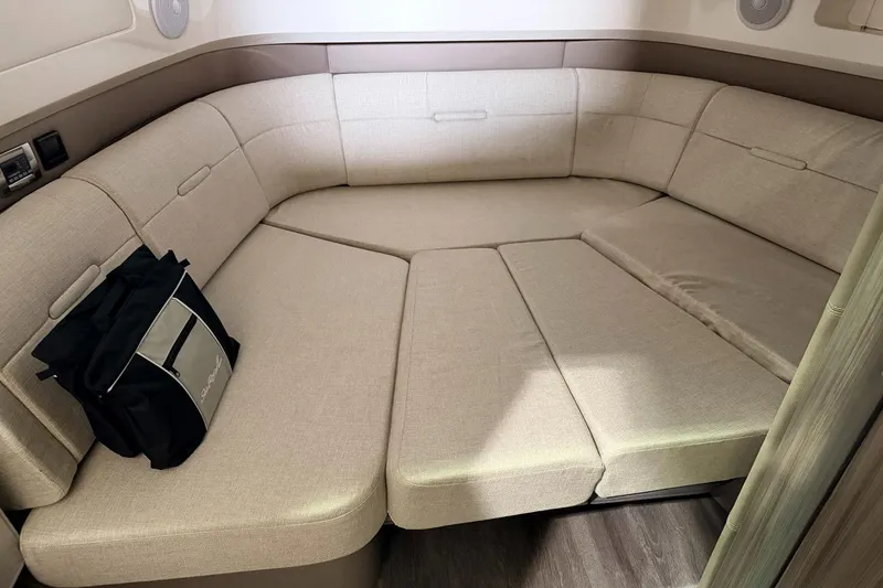 Slide: The Image of Sea Ray SLX 400 Outboard 2022 - 20