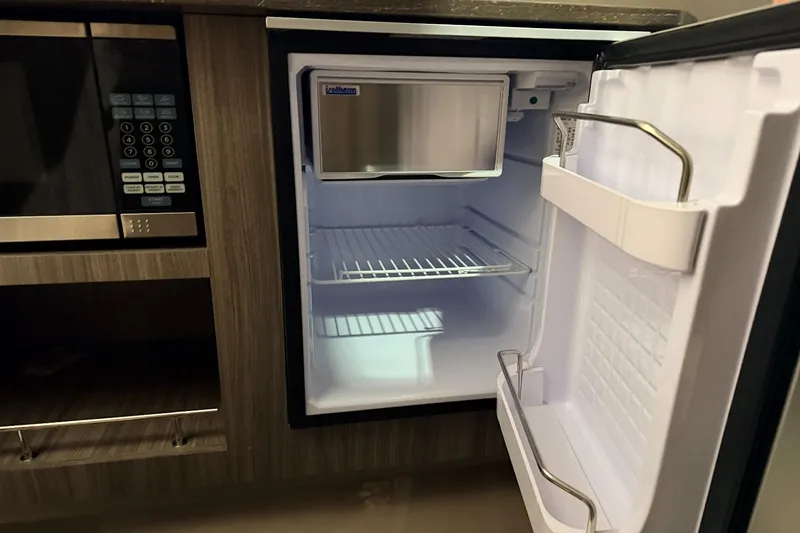 Slide: The Image of Sea Ray SLX 400 Outboard 2022 - 22