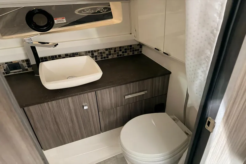 Slide: The Image of Sea Ray SLX 400 Outboard 2022 - 25