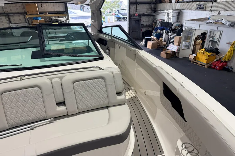 Slide: The Image of Sea Ray SLX 400 Outboard 2022 - 29