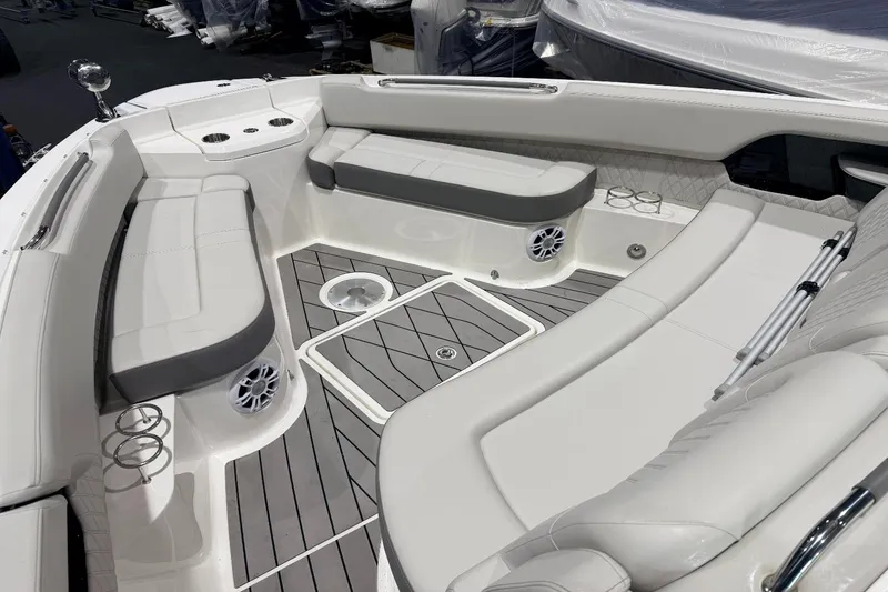 Slide: The Image of Sea Ray SLX 400 Outboard 2022 - 31