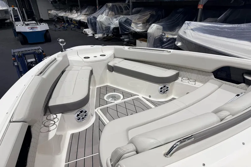 Slide: The Image of Sea Ray SLX 400 Outboard 2022 - 32