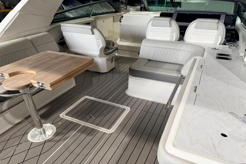 Slide: The Image of Sea Ray SLX 400 Outboard 2022 - 7