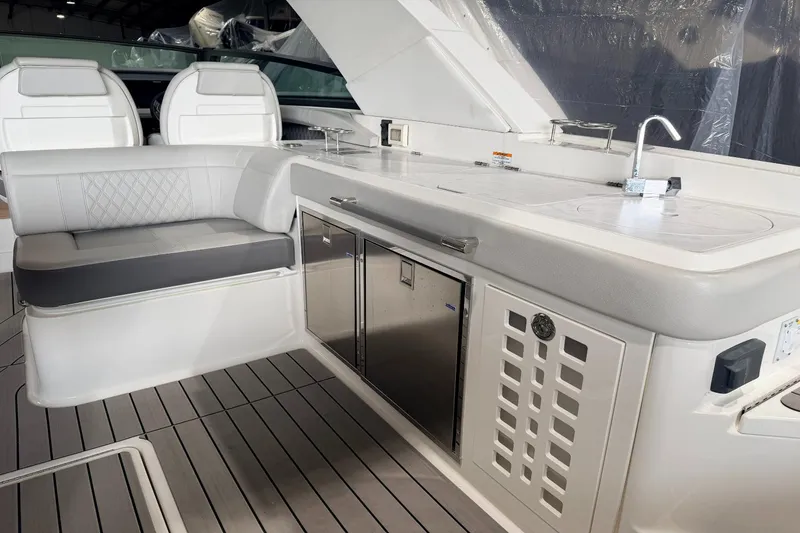 Slide: The Image of Sea Ray SLX 400 Outboard 2022 - 9