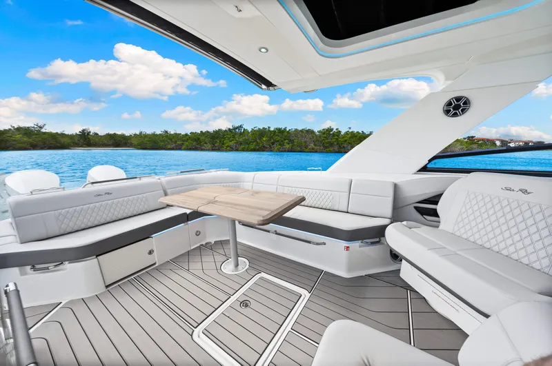 Slide: The Image of Sea Ray SLX 400 Outboard 2026 - 13