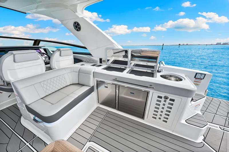 Slide: The Image of Sea Ray SLX 400 Outboard 2026 - 14