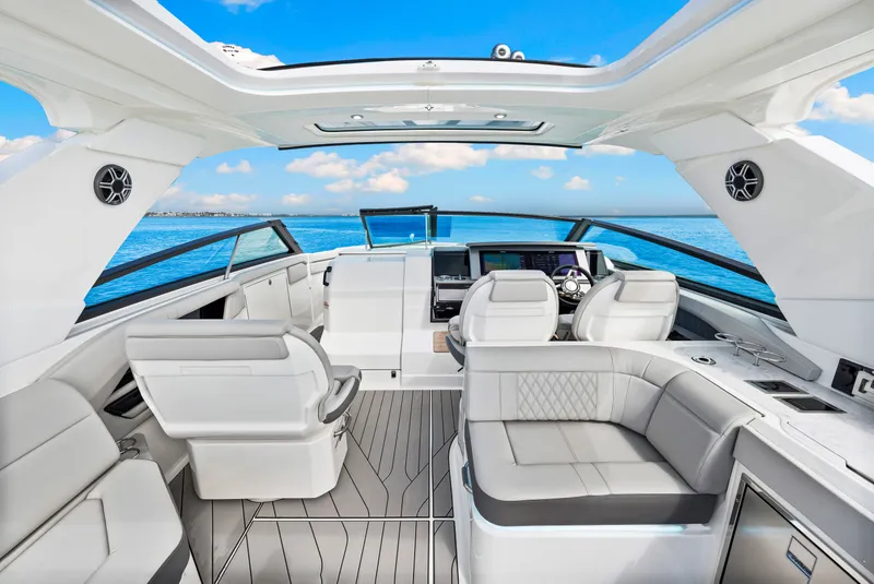 Slide: The Image of Sea Ray SLX 400 Outboard 2026 - 15