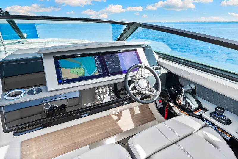 Slide: The Image of Sea Ray SLX 400 Outboard 2026 - 17