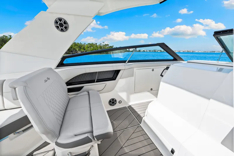 Slide: The Image of Sea Ray SLX 400 Outboard 2026 - 18