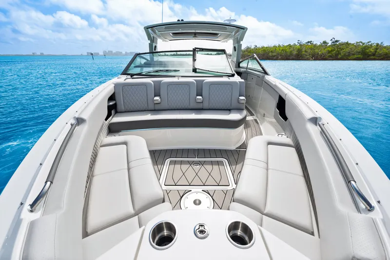 Slide: The Image of Sea Ray SLX 400 Outboard 2026 - 24