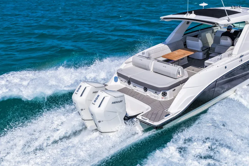 Slide: The Image of Sea Ray SLX 400 Outboard 2026 - 29