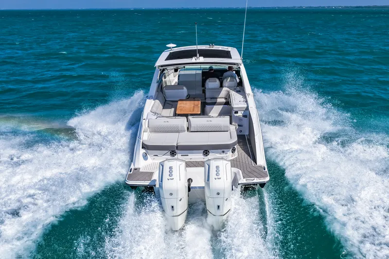 Slide: The Image of Sea Ray SLX 400 Outboard 2026 - 30
