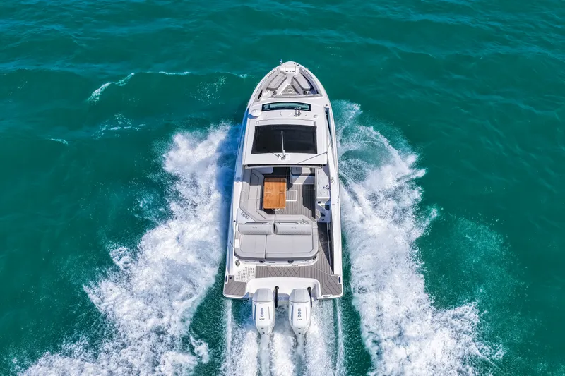 Slide: The Image of Sea Ray SLX 400 Outboard 2026 - 31