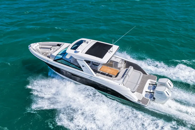 Slide: The Image of Sea Ray SLX 400 Outboard 2026 - 34