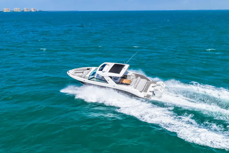 Slide: The Image of Sea Ray SLX 400 Outboard 2026 - 35