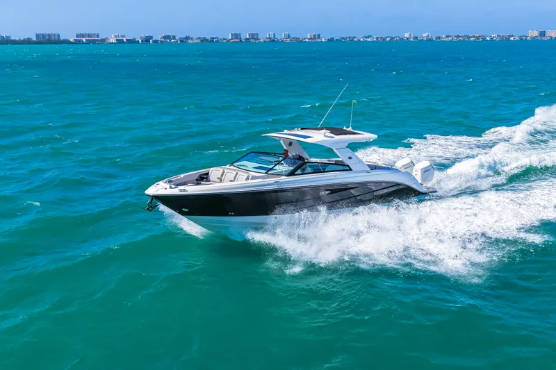 Slide: The Image of Sea Ray SLX 400 Outboard 2026 - 37