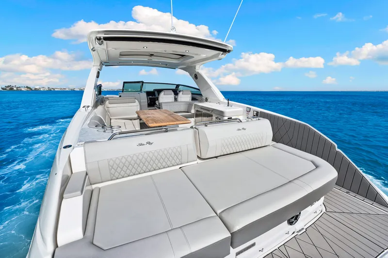 Slide: The Image of Sea Ray SLX 400 Outboard 2026 - 41
