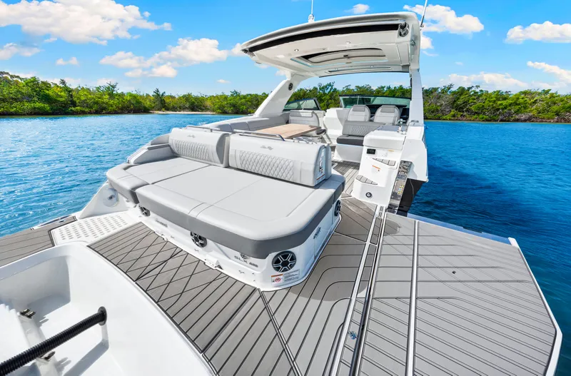 Slide: The Image of Sea Ray SLX 400 Outboard 2026 - 42