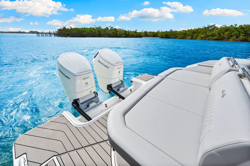 Slide: The Image of Sea Ray SLX 400 Outboard 2026 - 43