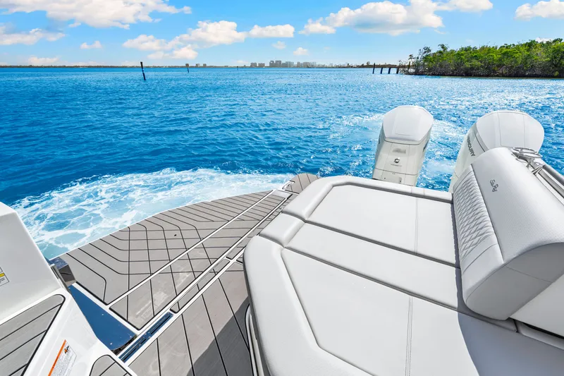 Slide: The Image of Sea Ray SLX 400 Outboard 2026 - 47