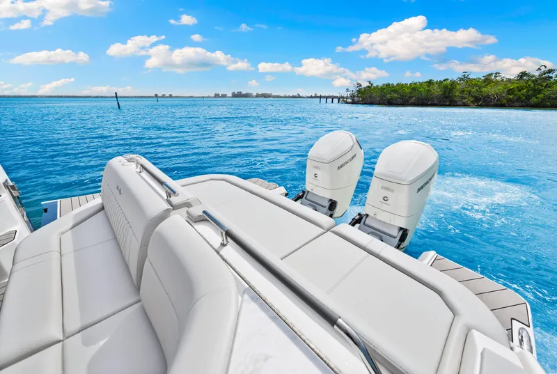 Slide: The Image of Sea Ray SLX 400 Outboard 2026 - 48