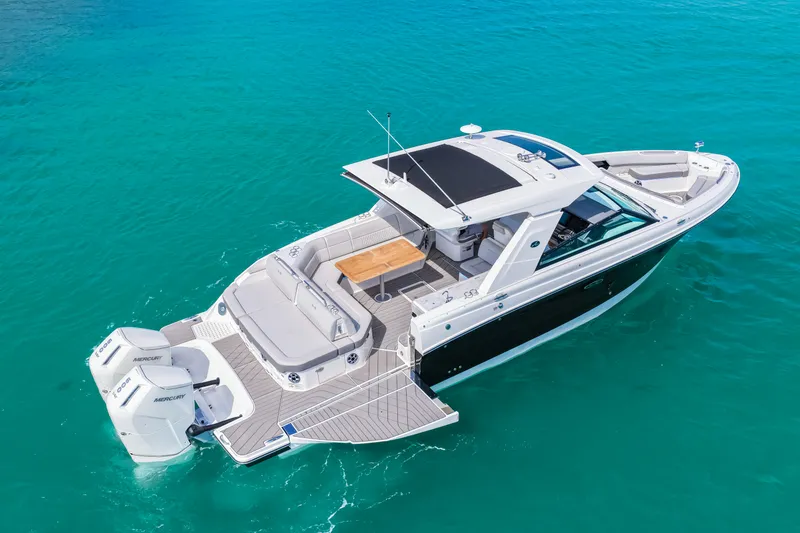 Slide: The Image of Sea Ray SLX 400 Outboard 2026 - 55