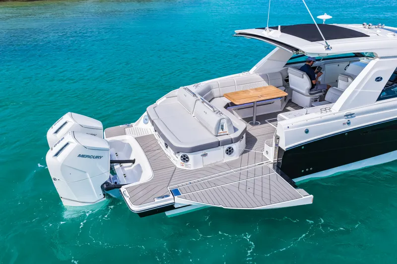 Slide: The Image of Sea Ray SLX 400 Outboard 2026 - 56